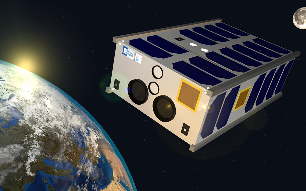 Ein Satellit fliegt durch den Weltraum die Erde ist auch zu sehen Ein Satellit fliegt durch den Weltraum die Erde ist auch zu sehen